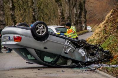 Ehningen: PKW ueberschlaegt sich nach Kollision und bleibt auf dem Dach liegen.